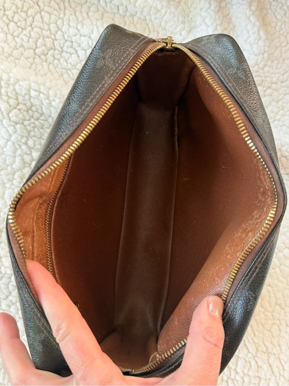 Authentic: Louis Vuitton Trocadero 27 crossbody